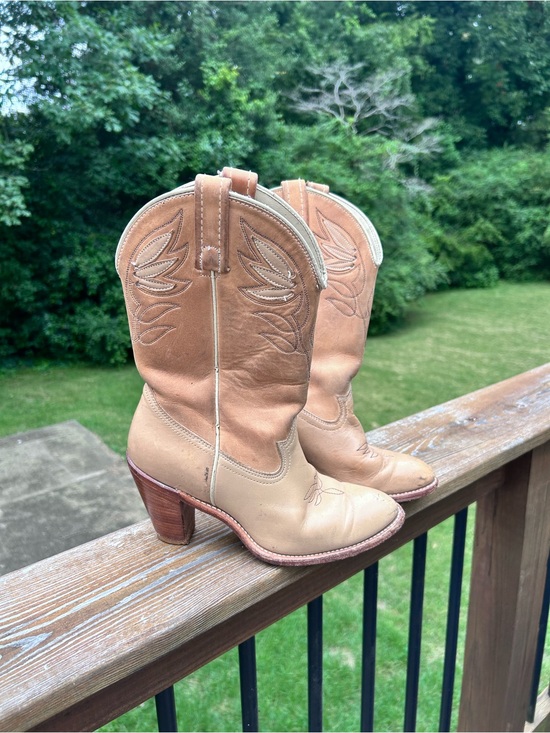 ACME Shoes - Vintage Acme USA Tan Two Tone Leather Western Cowboy Boots Women’s 7M